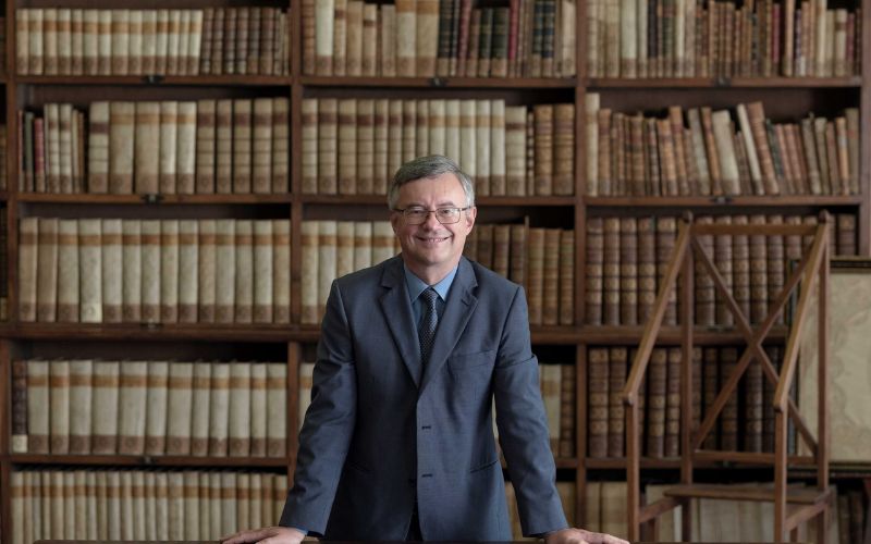 Scopri di più sull'articolo La Biblioteca di Alessandro: Viaggio tra i Libri che hanno Formato il Professor Barbero